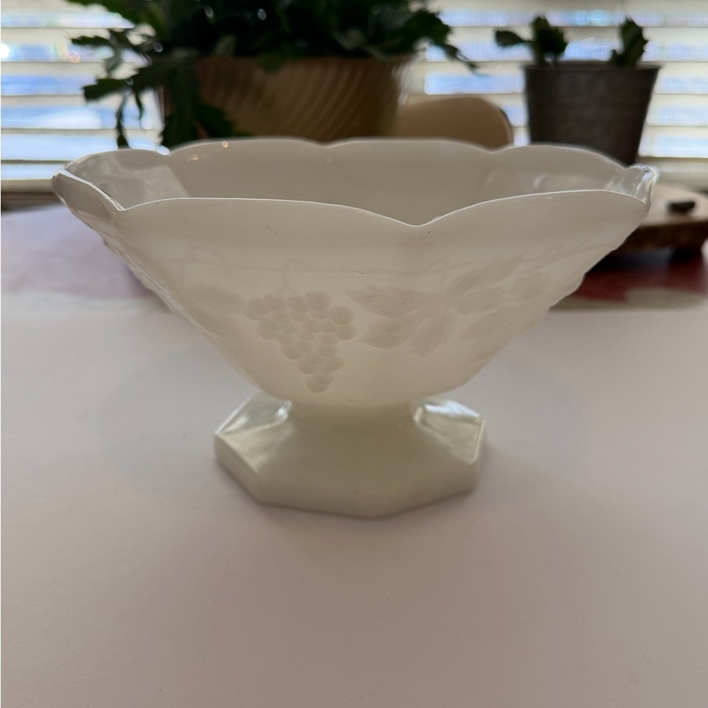 Vintage Anchor Hocking Harvest Grape Milk Glass Pedestal Fruit Bowl